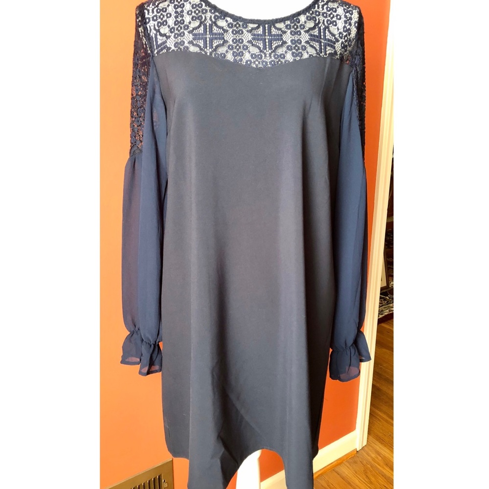 NAVY DRESS WITH LACE COLLAR. SIZE MEDIUM.